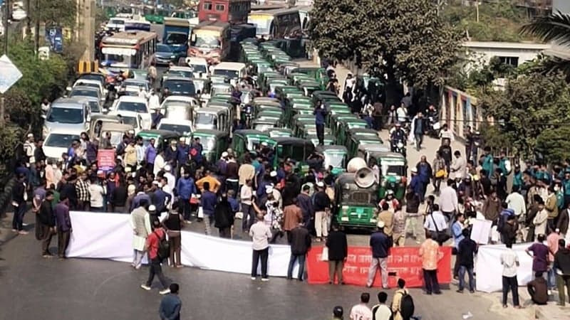 মহাখালীতে সিএনজি অটোরিকশা চালকদের সড়ক অবরোধ