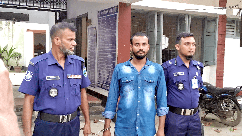 জয়পুরহাটে চাঁদা না দেওয়ায় মব সৃষ্টি করে ব্যবসায়ীর বাড়ি-দোকানে হামলা