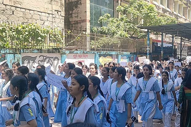 ভিকারুননিসায় শিক্ষক বরখাস্তের প্রতিবাদে শিক্ষার্থীদের বিক্ষোভ