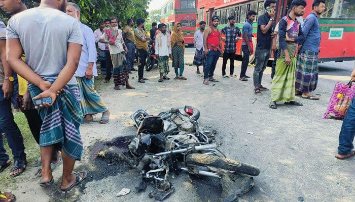কুষ্টিয়ায় বাস চাপায় সড়কে ঝরল ২ প্রাণ