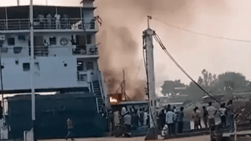 পাটুরিয়ায় ঘাট ছাড়ার পর ফেরিতে আগুন, আতঙ্কে যাত্রীরা