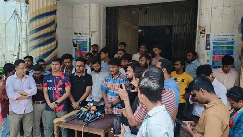 ঢামেক শিক্ষার্থীদের ২৪ ঘণ্টার আল্টিমেটাম, হলে অনড় অবস্থান
