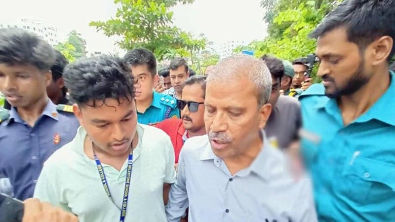 মাইলস্টোন গিয়ে তোপের মুখে উপদেষ্টা আসিফ নজরুল
