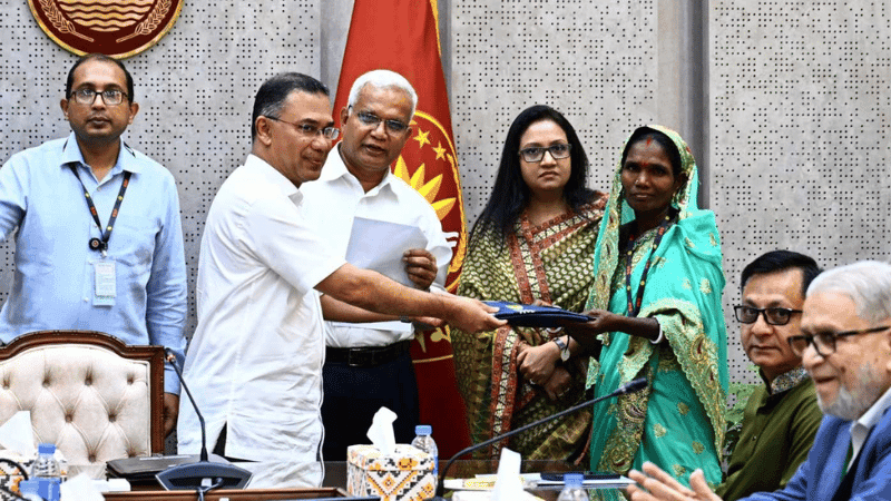 চা-শ্রমিকদের ২০ হাজার রেইনকোট দিলেন প্রধানমন্ত্রী