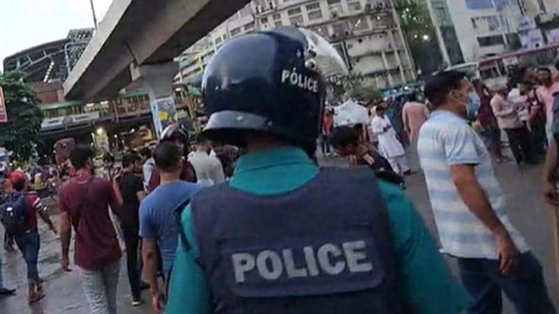শাহবাগ থেকে ‘জুলাই যোদ্ধাদের’ সরিয়ে দিল পুলিশ