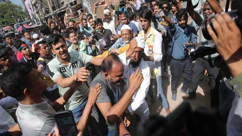 গুলিস্তানে আ. লীগ কর্মী সন্দেহে কয়েকজনকে মারধর, পুলিশে হস্তান্তর