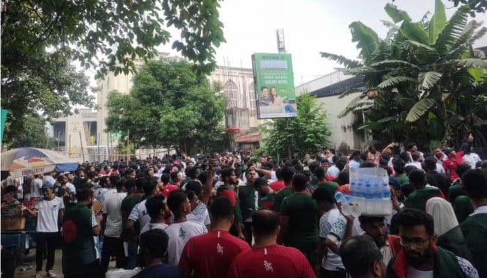 সন্ধ্যায় বাংলাদেশ-সিঙ্গাপুর ম্যাচ, দুপুরেই সমর্থকদের ভিড়