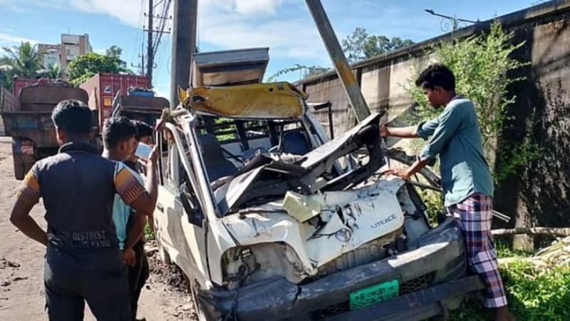চট্টগ্রামে দাঁড়িয়ে থাকা কাভার্ডভ্যানে পিকআপের ধাক্কায় নিহত ৫