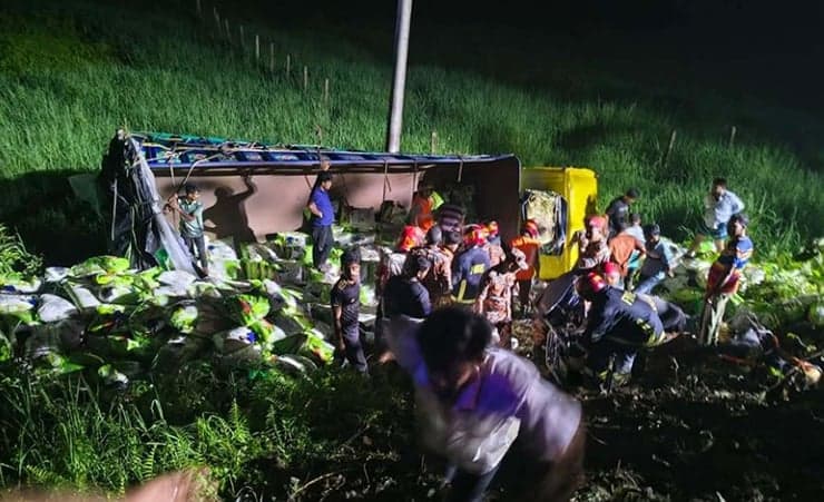 দাউদকান্দিতে ট্রাক খাদে পড়ে ৭ ধানকাটা শ্রমিক নিহত