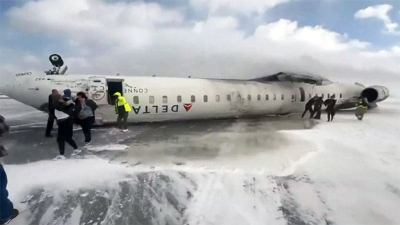 টরন্টো বিমানবন্দরে অবতরণের সময় উল্টে গেল বিমান, আহত ১৮