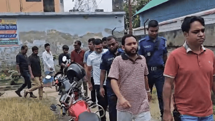 হবু স্ত্রীকে সহায়তার অভিযোগে এসএসসি কেন্দ্রে এনসিপি নেতাকে মারধর