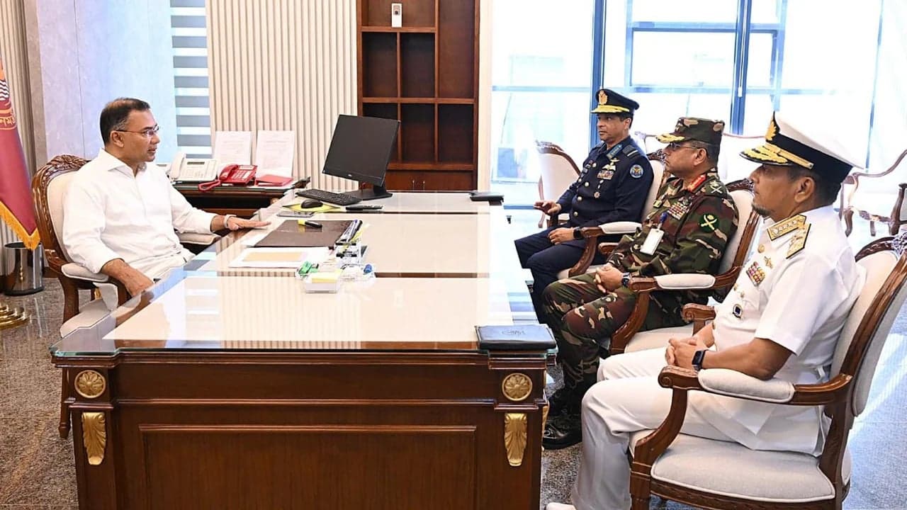 প্রধানমন্ত্রীর সঙ্গে তিন বাহিনী প্রধানের সাক্ষাৎ