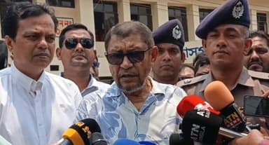 বরিশালে হাসপাতাল পরিদর্শনে স্বাস্থ্যমন্ত্রী, অনুপস্থিত কর্মীকে সাময়িক বরখাস্ত