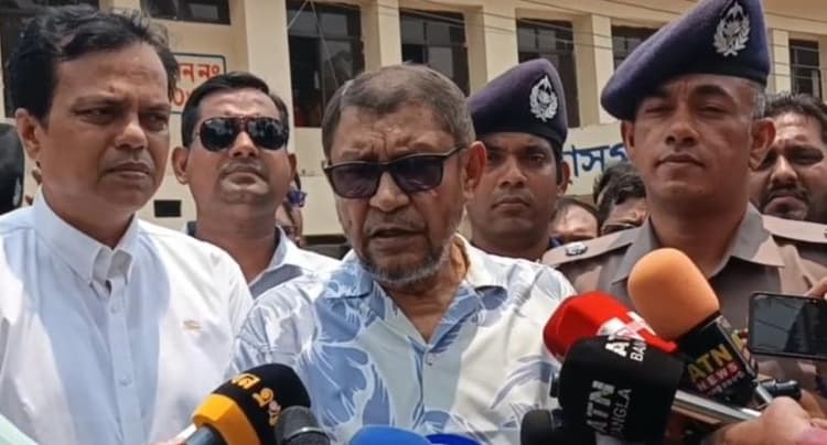 বরিশালে হাসপাতাল পরিদর্শনে স্বাস্থ্যমন্ত্রী, অনুপস্থিত কর্মীকে সাময়িক বরখাস্ত
