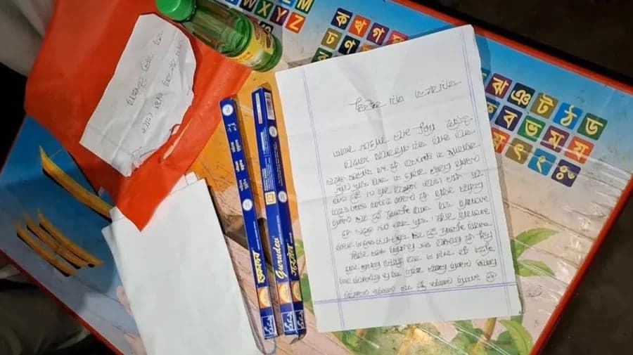 যুবদল নেতার বাড়ির সামনে কাফনের কাপড়, ‘জয় বাংলা, জয় বঙ্গবন্ধু’ লেখা চিরকুট