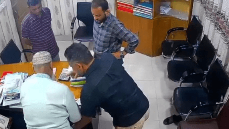 বরিশালে জোরপূর্বক চেক ও স্ট্যাম্পে সই নেওয়ার অভিযোগে গ্রেপ্তার ২