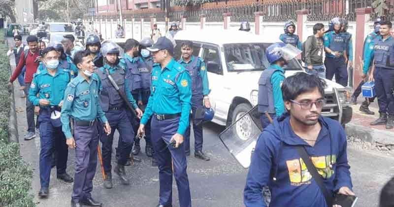 সচিবালয়ের সামনে আন্দোলনরত শিক্ষার্থীদের পুলিশের ধাওয়া