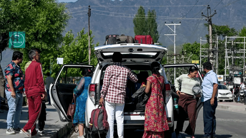 কাশ্মীরে অর্ধশত রিসোর্ট ও বিভিন্ন পর্যটনকেন্দ্র বন্ধ ঘোষণা