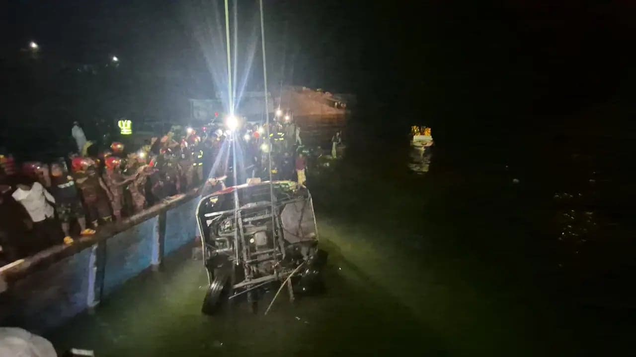 দৌলতদিয়া বাসডুবি: স্বজনদের আহাজারিতে শোকের মাতম, নিখোঁজ বহু যাত্রী