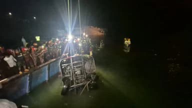 দৌলতদিয়া বাসডুবি: স্বজনদের আহাজারিতে শোকের মাতম, নিখোঁজ বহু যাত্রী