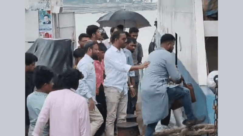 এমপি হান্নানকে তুলতে মাঝনদী থেকে ফিরিয়ে আনা হলো ফেরি, ক্ষুব্ধ যাত্রীরা