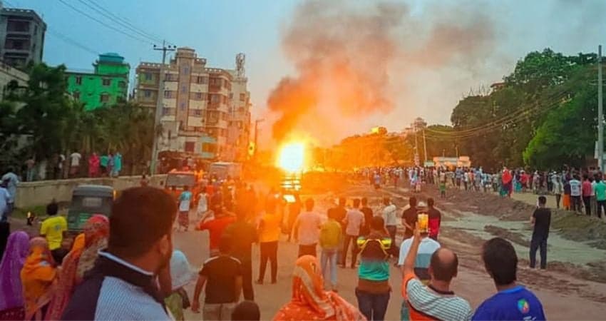ব্রাহ্মণবাড়িয়ায় গ্যাস সিলিন্ডার বোঝাই ট্রাক উল্টে বিস্ফোরণ