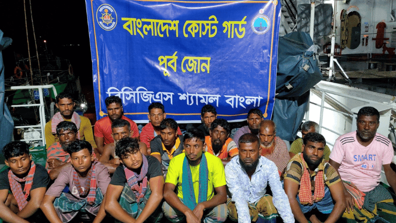 গভীর সমুদ্রে ইঞ্জিন বিকল হওয়া ট্রলার থেকে ১৮ জেলে উদ্ধার