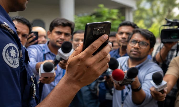 ফোন দিয়ে সাংবাদিকদের রাজনৈতিক পরিচয়, ব্যক্তিগত তথ্য জানতে চাইছে পুলিশ