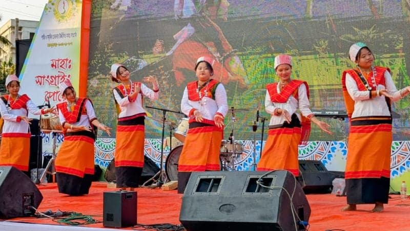 নাচে-গানে সাংগ্রাই মাতালেন পাহাড়ি তরুণ-তরুণীরা
