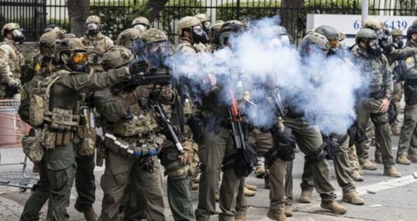 উত্তাল লস অ্যাঞ্জেলেসে ন্যাশনাল গার্ড মোতায়েনের নির্দেশ ট্রাম্পের