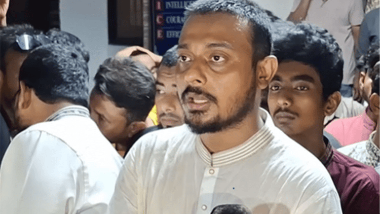 প্রধানমন্ত্রী ও তার মেয়েকে নিয়ে কটূক্তির অভিযোগে নাসীরুদ্দীন পাটওয়ারীকে লিগ্যাল নোটিশ