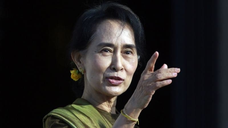 কারাবন্দি অং সান সু চিকে গৃহবন্দিত্বে স্থানান্তর