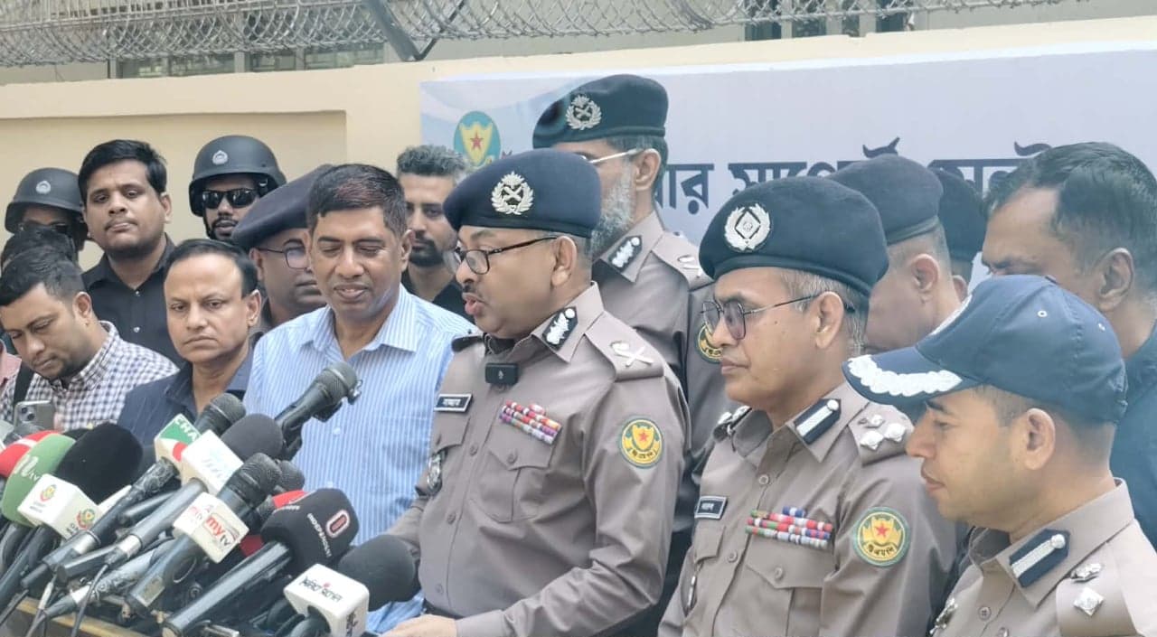 পুলিশের ওপর হামলা বাড়লে ঘরবাড়ি নিজেরাই পাহারা দিতে হবে: ডিএমপি কমিশনার