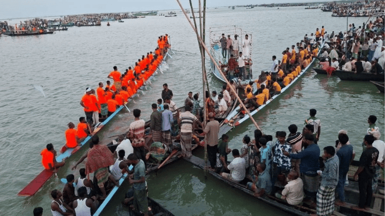 ঘোড়াউত্রায় নৌকাবাইচ, হারানো ঐতিহ্য দেখতে লাখো মানুষের ঢল