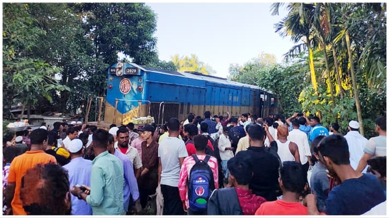 কিশোরগঞ্জ এক্সপ্রেসের ইঞ্জিনসহ ৪ বগি লাইনচ্যুত