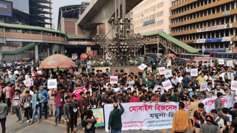 অননুমোদিত মোবাইল বন্ধের সিদ্ধান্তের প্রতিবাদে কারওয়ান বাজারে বিক্ষোভ