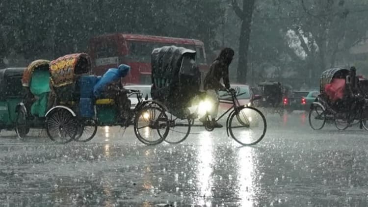 ভোর থেকেই রাজধানীসহ দেশজুড়ে অবিরাম বর্ষণ, দুর্ভোগে নগরবাসী