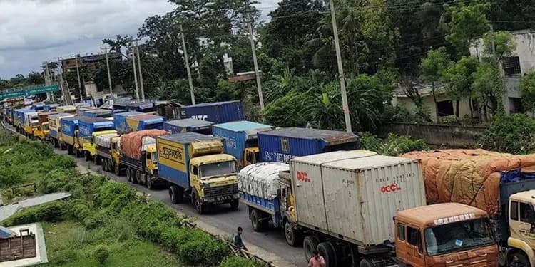 ঢাকা-চট্টগ্রাম মহাসড়কে ৪০ কিলোমিটার যানজট, অ্যাম্বুলেন্সেই রোগীর মৃত্যু