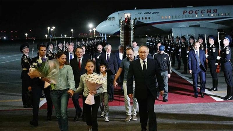 পশ্চিমা-রাশিয়া বন্দিবিনিময়: মুক্তি পেলেন মার্কিন সাংবাদিক গার্শকোভিচসহ ২৪ জন