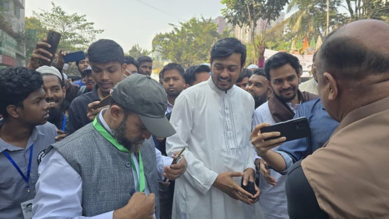 মির্জা আব্বাসের ভোটকেন্দ্র পরিদর্শন করলেন নাসিরউদ্দিন পাটওয়ারী