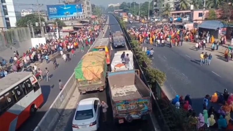 চন্দ্রা-নবীনগর মহাসড়ক অবরোধ পোশাক শ্রমিকদের, যান চলাচল বন্ধ