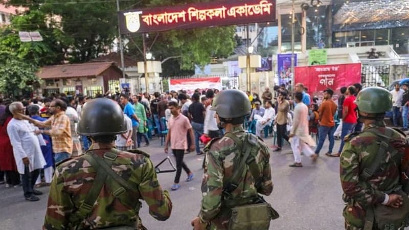 শিল্পকলায় নাট্যকর্মীদের প্রতিবাদ সমাবেশে ডিম ছুড়ে মারলো অজ্ঞাতরা