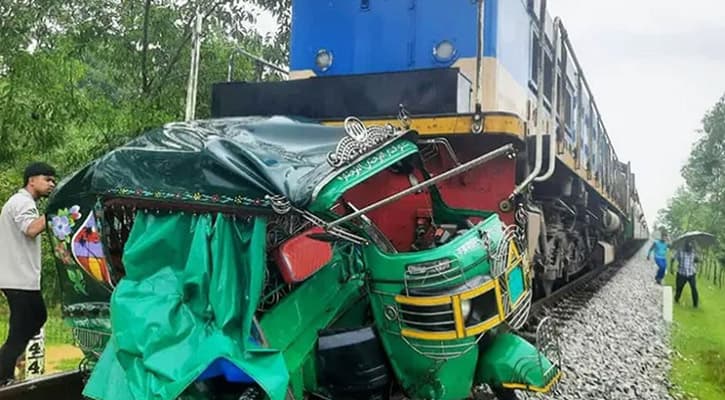 কক্সবাজারে ট্রেনের ধাক্কায় অটোরিকশাচালকসহ নিহত ৪