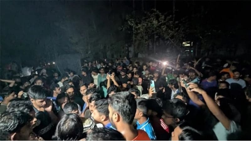 শিক্ষার্থী ও স্থানীয়দের মধ্যে সংঘর্ষ, চবির সব পরীক্ষা স্থগিত