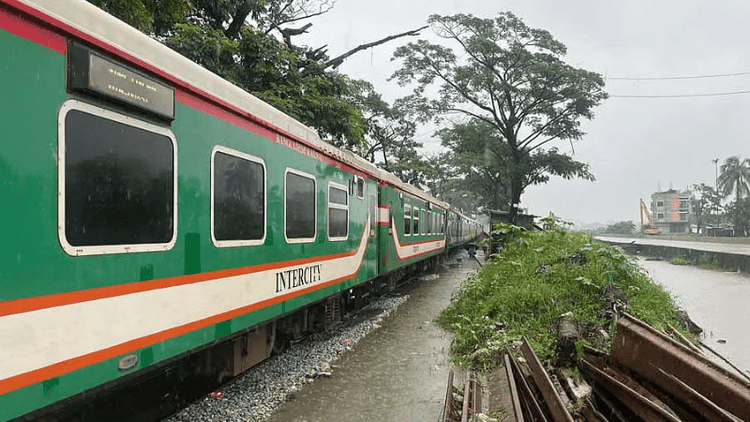 ৫ দিন পর চট্টগ্রাম–কক্সবাজার রুটে ট্রেন চলাচল শুরু