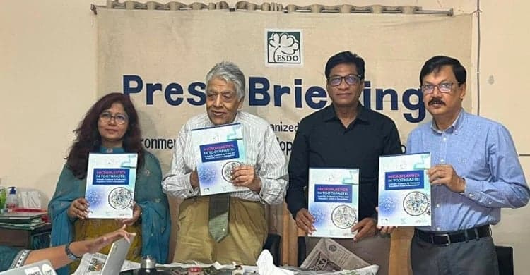 দেশের বাজারে প্রচলিত ৩৪ টুথপেস্টের ২৬টিতেই মিলল ক্ষতিকর মাইক্রোপ্লাস্টিক