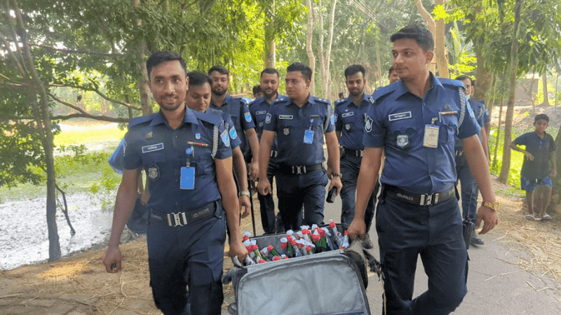 ঢাকা-খুলনা মহাসড়কের পাশ থেকে লাগেজভর্তি পেট্রলবোমা উদ্ধার