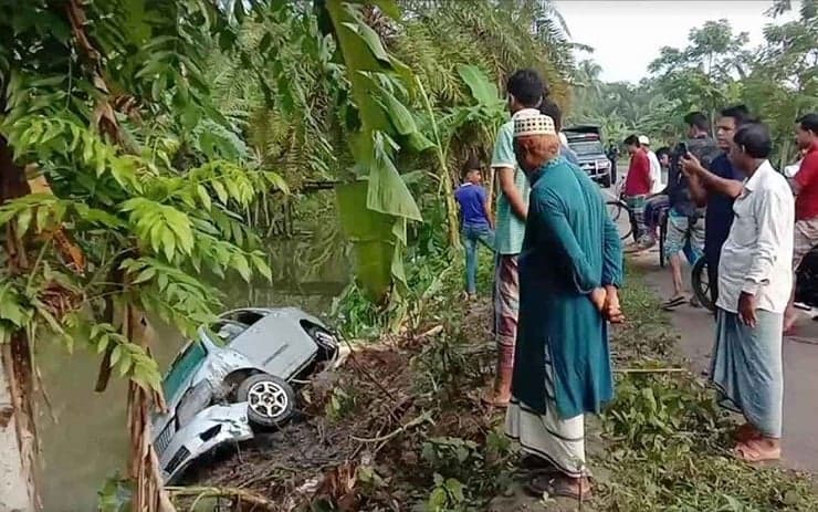 পিরোজপুরে প্রাইভেটকার খালে পড়ে নারী-শিশুসহ নিহত ৮