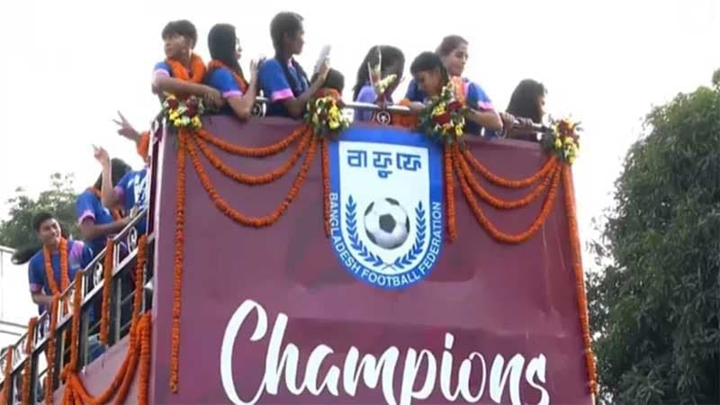 ছাদখোলা বাসে করে সাবিনা খাতুনদের জয় উদযাপন