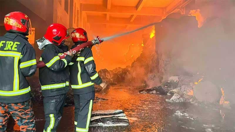 নারায়ণগঞ্জে টিস্যু পেপার কারখানার আগুন নিয়ন্ত্রণে